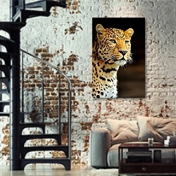 «Леопард 10» в интерьере двухярусной гостиной в стиле лофт с кирпичной стеной