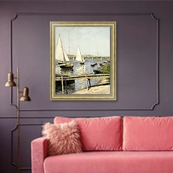 «Парусные лодки в Аржантее» в интерьере гостиной с розовым диваном