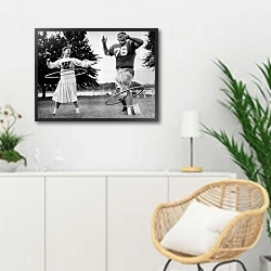 «История в черно-белых фото 1030» в интерьере гостиной в скандинавском стиле над комодом