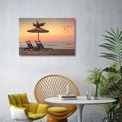 «Яркий восход солнца на песчаном пляже с зонтом» в интерьере современной гостиной с желтым креслом