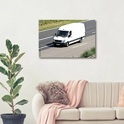 «Белый грузовой автофургон» в интерьере современной светлой гостиной над диваном