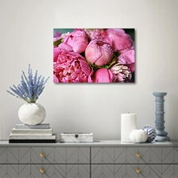 «Свежий букет из розовых пионов» в интерьере современной гостиной с голубыми деталями