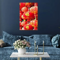 «Красные китайский фонари» в интерьере современной гостиной в синем цвете