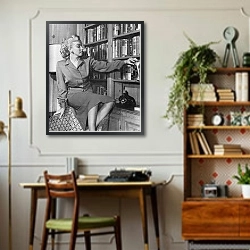 «Monroe, Marilyn 52» в интерьере кабинета в стиле ретро над столом