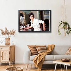 «Хепберн Одри 246» в интерьере гостиной в стиле ретро над диваном