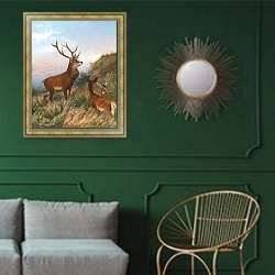 «Благородный олень в сумерках» в интерьере классической гостиной с зеленой стеной над диваном