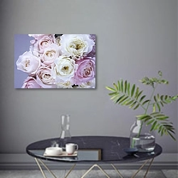 «Букет бело-розовых роз» в интерьере современной гостиной в серых тонах