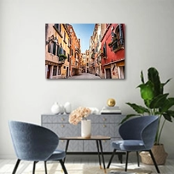 «Италия. Венеция. Пешеходная улочка» в интерьере современной гостиной над комодом