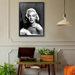 «Monroe, Marilyn 77» в интерьере комнаты в стиле ретро с проигрывателем виниловых пластинок