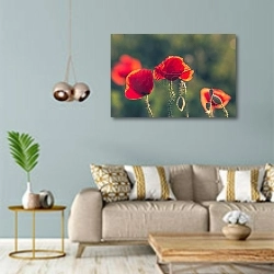 «Черные тюльпаны на светлом фоне» в интерьере современной гостиной с голубыми стенами