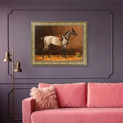 «Оседланная лошадь в стойле» в интерьере гостиной с розовым диваном