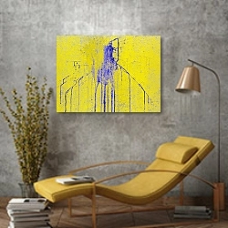 «Синее пятно краски на желтой цементной стене» в интерьере в стиле лофт с желтым креслом