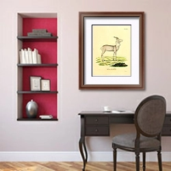 «Зобастая антилопа» в интерьере кабинета в классическом стиле над столом
