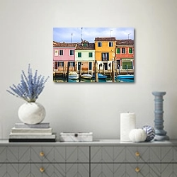 «Красочные дома и лодки Венеции» в интерьере современной гостиной с голубыми деталями