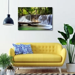 «Олень у водопада» в интерьере современной гостиной с желтым диваном
