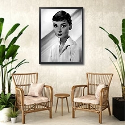 «Хепберн Одри 29» в интерьере комнаты в стиле ретро с плетеными креслами