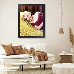 «Monroe, Marilyn 100» в интерьере светлой гостиной в стиле ретро