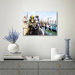«Италия. Венеция. Канравал» в интерьере современной гостиной с голубыми деталями