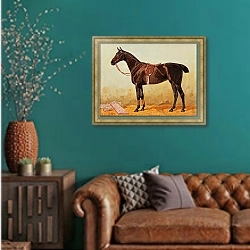 «Браунер в конюшне с седельным одеялом» в интерьере гостиной с зеленой стеной над диваном