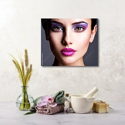 «Красивая девушка с фиолетовым макияжем» в интерьере салона красоты