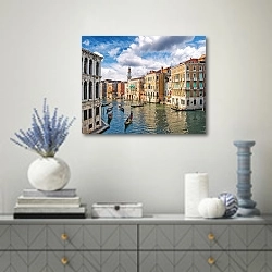 «Италия. Венеция. Вид на Гранд-Канал днем» в интерьере современной гостиной с голубыми деталями