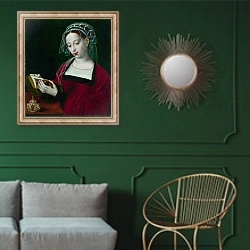 «Читающая Магдалена» в интерьере классической гостиной с зеленой стеной над диваном