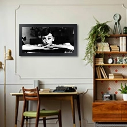 «Хепберн Одри 11» в интерьере кабинета в стиле ретро над столом