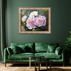 «Романтические розовые пионы» в интерьере зеленой гостиной над диваном