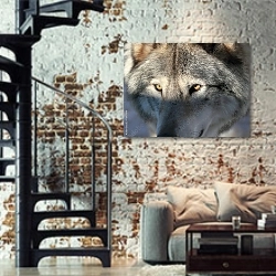 «Взгляд волка» в интерьере двухярусной гостиной в стиле лофт с кирпичной стеной