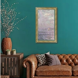 «В море» в интерьере гостиной с зеленой стеной над диваном