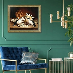 «Игривые котята» в интерьере в классическом стиле с зеленой стеной