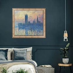 «Здание парламента на закате» в интерьере классической спальни с темными стенами