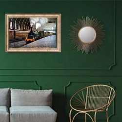 «King's Cross Station.» в интерьере классической гостиной с зеленой стеной над диваном