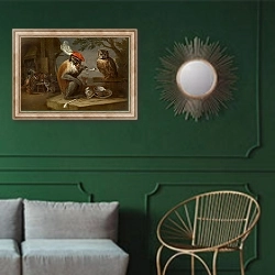 «Singerie» в интерьере классической гостиной с зеленой стеной над диваном