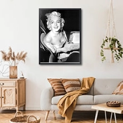 «Monroe, Marilyn 28» в интерьере гостиной в стиле ретро над диваном