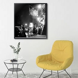 «История в черно-белых фото 853» в интерьере комнаты в скандинавском стиле с желтым креслом