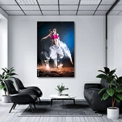 «Танцующая девушка на песке» в интерьере холла офиса в светлых тонах