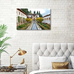 «Дворец Хенералифе архитектурно-паркового ансамбля Альгамбра» в интерьере современной спальни в белом цвете с золотыми деталями