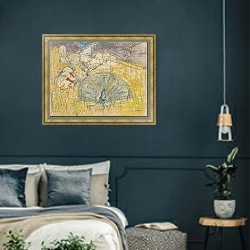 «Pronkende pauw en twee kalkoenen» в интерьере классической спальни с темными стенами