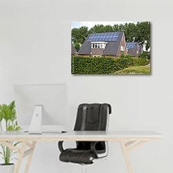 «Дома с солнечными панелями» в интерьере офиса над рабочим местом