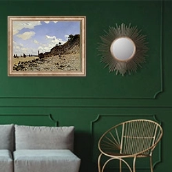 «Берег моря в Хонфлере» в интерьере классической гостиной с зеленой стеной над диваном