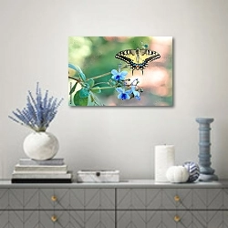 «Жёлтая бабочка и голубые цветы» в интерьере современной гостиной с голубыми деталями