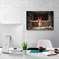 «Танцовщица в клетке» в интерьере светлого офиса с кирпичными стенами