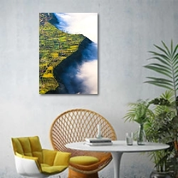 « Деревня на обрыве скалы, вулкан Бромо, Ява, Индонезия» в интерьере современной гостиной с желтым креслом