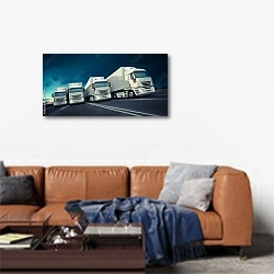 «Белые грузовики на шоссе» в интерьере современной гостиной над диваном