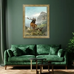 «Трубчатый олень» в интерьере зеленой гостиной над диваном