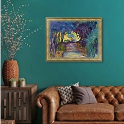 «Forest Track» в интерьере гостиной с зеленой стеной над диваном