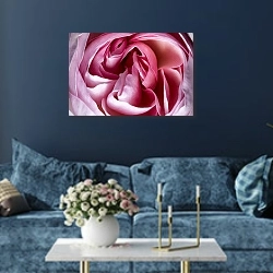 «Розовая роза макро №3» в интерьере современной гостиной в синем цвете