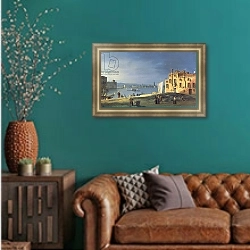 «View of Venice 3» в интерьере гостиной с зеленой стеной над диваном