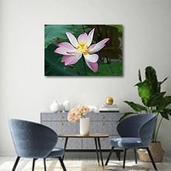 «Раскрытый цветок розового лотоса» в интерьере современной гостиной над комодом